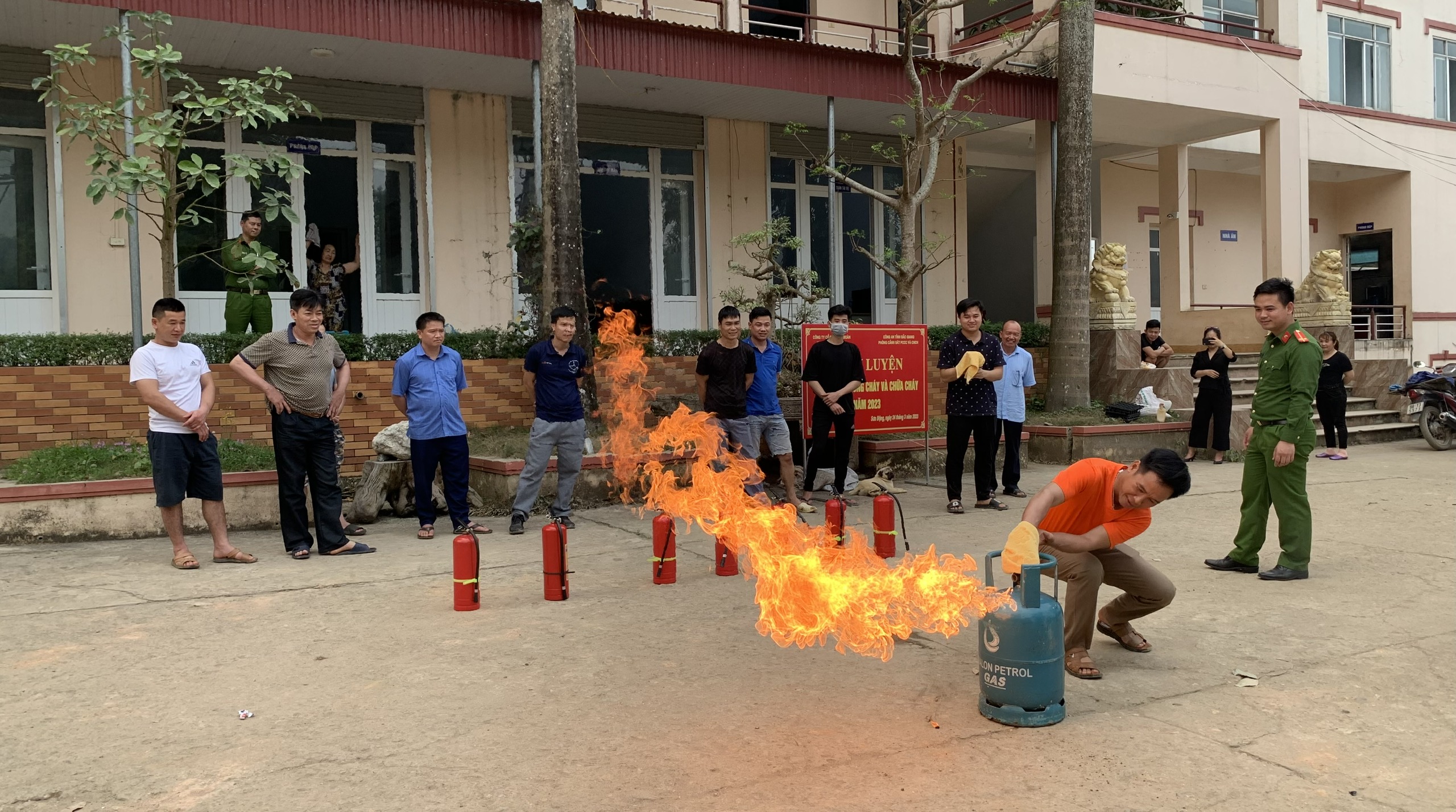 Tập huấn nghiệp vụ PCCC và CNCH, tổ chức thực tập phương án chữa cháy và CNCH tại công ty cổ phần tập đoàn khoáng sản Á Cường 